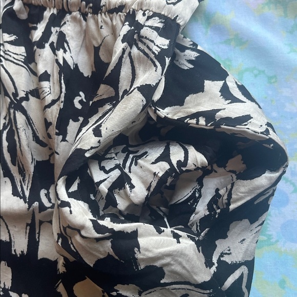 Evereve | Winona  Floral Midi V-Neck Black & White Silky Dress Size Small - Picture 9 of 11